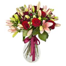 Kerek csokor liliommal és rózsával