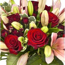 Kerek csokor liliommal és rózsával