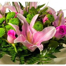 Rózsaszín csokor rózsaszín liliommal és rózsával