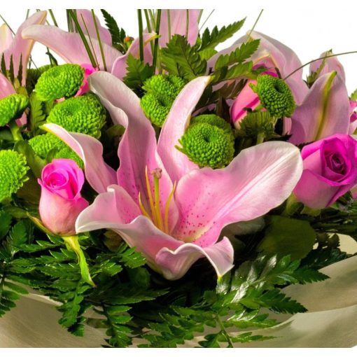 Rózsaszín csokor rózsaszín liliommal és rózsával